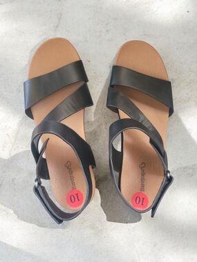 Nwot Baretraps Black Strappy Leather Sandals 10